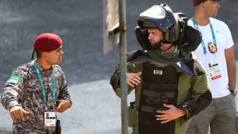 El escuadr&oacute;n antiexplosivos en la l&iacute;nea de meta de la prueba de ciclismo en ruta