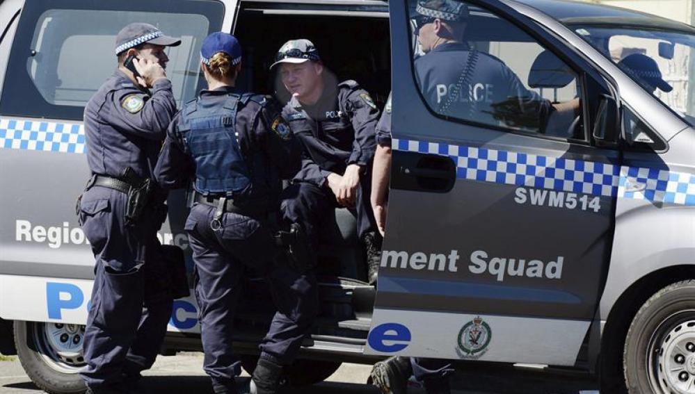 Agentes de seguridad en las inmediaciones de la fiesta de cumpleaños celebrada la madrugada del domingo en un suburbio de la ciudad australiana de Sydney.