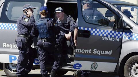 Agentes de seguridad en las inmediaciones de la fiesta de cumplea&ntilde;os celebrada la madrugada del domingo en un suburbio de la ciudad australiana de Sydney.