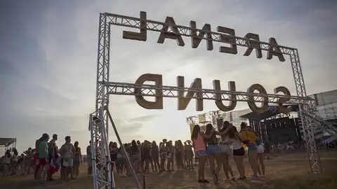 Imagen de archivo del Arenal Sound. Asistentes en la última jornada del festival Arenal Sound, la cita musical más multitudinaria del verano nacional, que se celebra en Burriana.