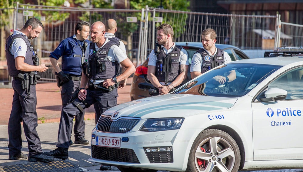 Agentes de Policía en la localidad belga de Charleroi tras el ataque en una comisaría