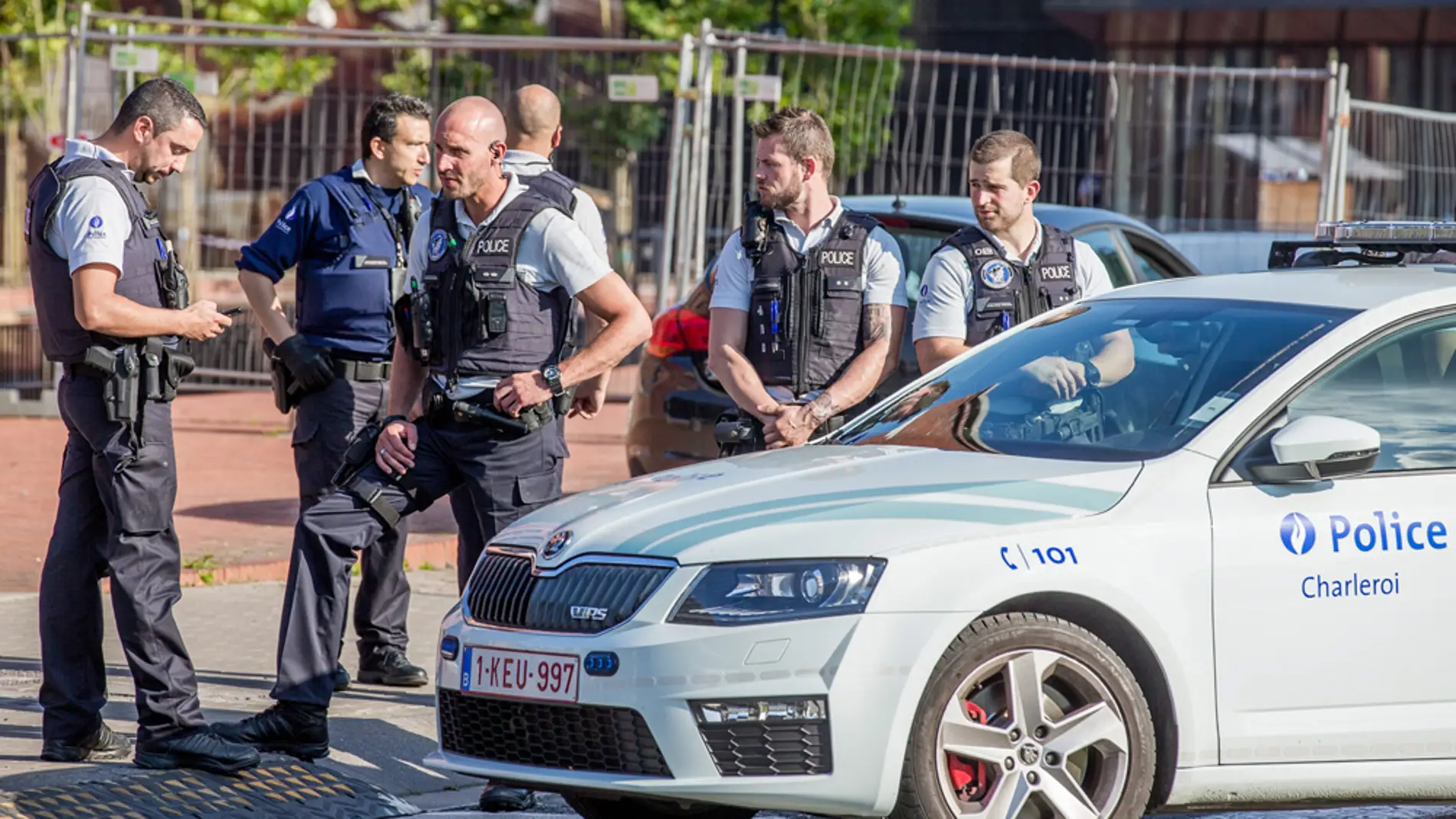 Agentes de Policía en la localidad belga de Charleroi tras el ataque en una comisaría