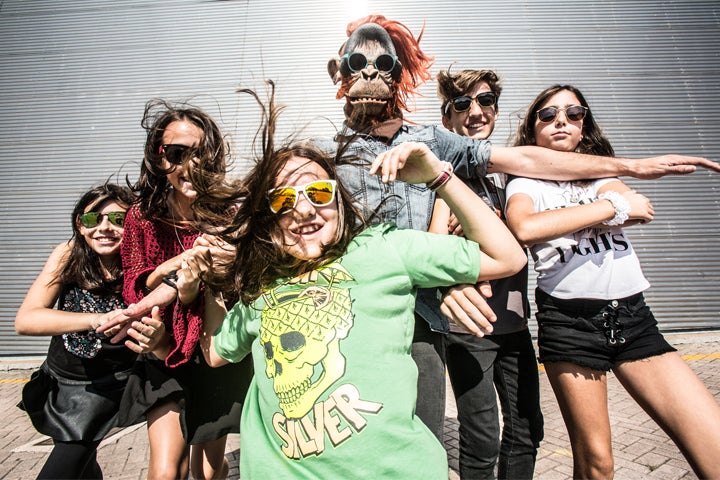 Cinco jóvenes y un mono forman 'Furious Monkey House', una banda de rock muy peculiar Cinco jóvenes y un mono forman 'Furious Monkey House', una banda de rock muy peculiar