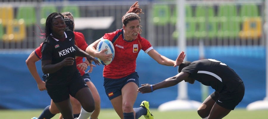 Maria Ribera Garcia evita un placaje de una jugadora de Kenia Maria Ribera Garcia evita un placaje de una jugadora de Kenia
