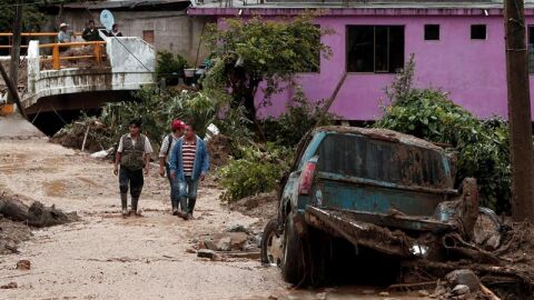Habitantes recorren el lugar afectado por la tormenta Earl