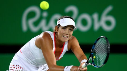 Garbi&ntilde;e Muguruza devuelve una bola en R&iacute;o