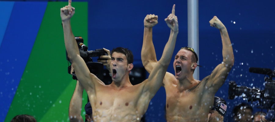 Phelps celebra el oro en los 4x100 Phelps celebra el oro en los 4x100