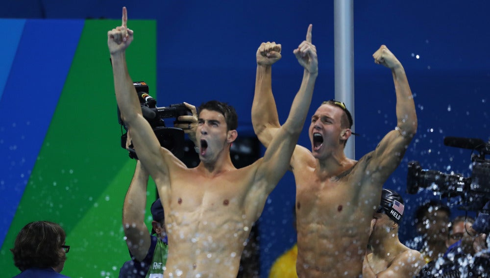Phelps celebra el oro en los 4x100