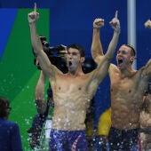 Phelps celebra el oro en los 4x100