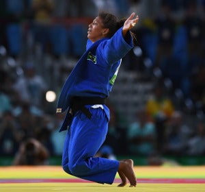 Rafaela Silva celebra el primer oro para Brasil en Río Rafaela Silva celebra el primer oro para Brasil en Río