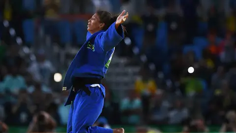Rafaela Silva celebra el primer oro para Brasil en Río Rafaela Silva celebra el primer oro para Brasil en Río