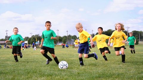 Ni&ntilde;os haciendo deporte