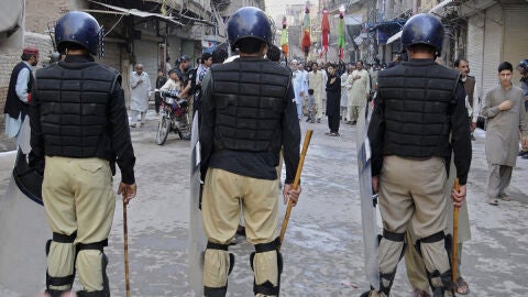 Polic&iacute;as en Peshawar 