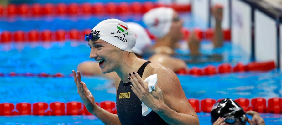 Katinka Hosszu celebra su victoria y medalla de oro en los 100 espalda Katinka Hosszu celebra su victoria y medalla de oro en los 100 espalda