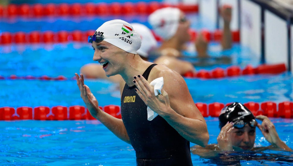 Katinka Hosszu celebra su victoria y medalla de oro en los 100 espalda