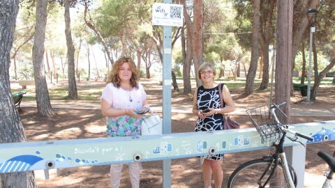 La regidora de Noves Tecnologies, M&oacute;nica Ma&ntilde;as, i la regidora de Termet, Rosario Royo.
