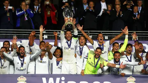 Sergio Ramos alza la Supercopa de Europa del Madrid Sergio Ramos alza la Supercopa de Europa del Madrid