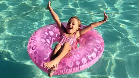 Cailee Herrel sobre un flotador en la piscina Cailee Herrel sobre un flotador en la piscina