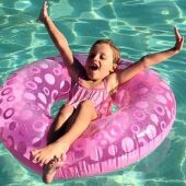Cailee Herrel sobre un flotador en la piscina
