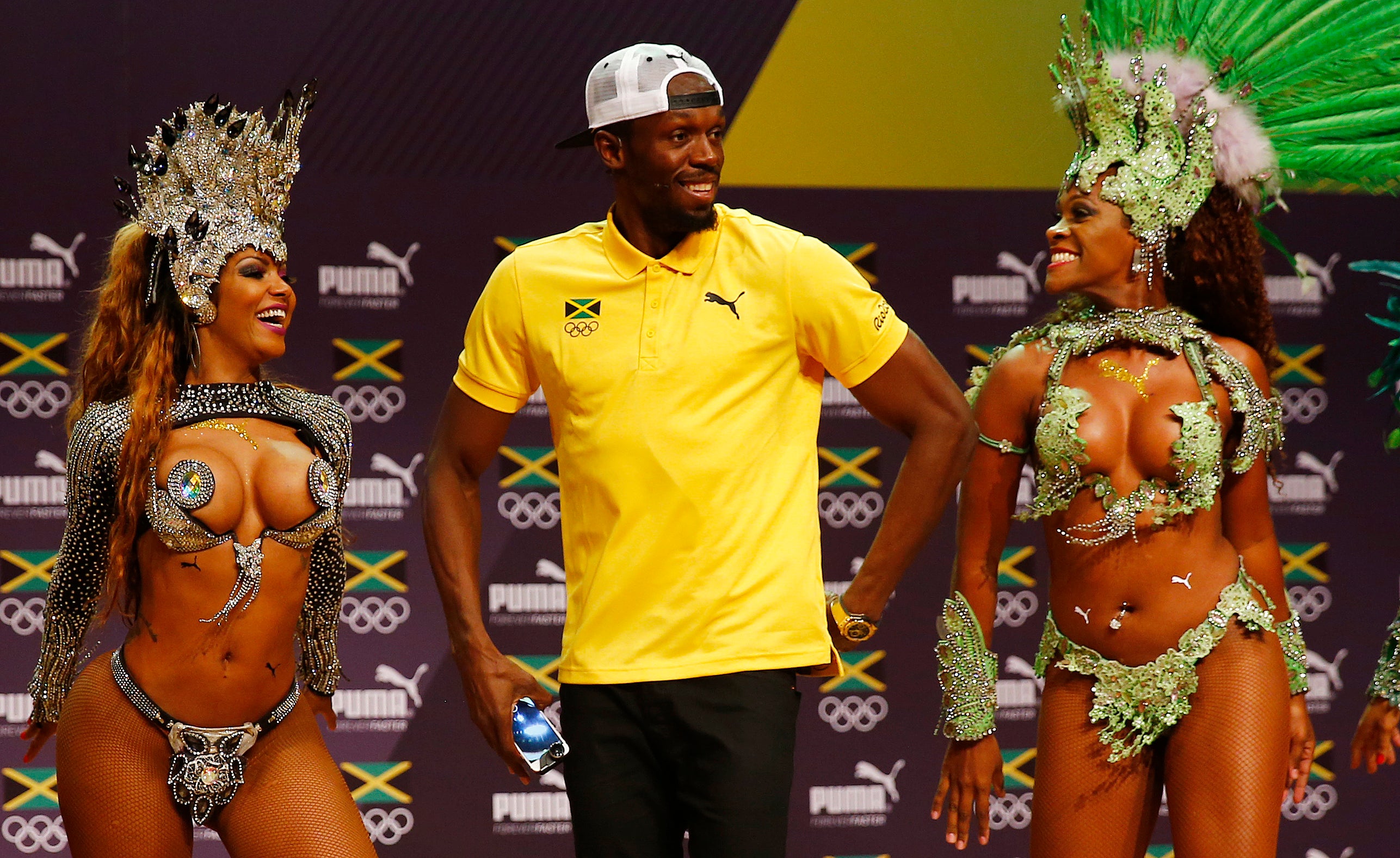 Usain Bolt revoluciona su rueda de prensa con unas bailarinas brasileñas Usain Bolt revoluciona su rueda de prensa con unas bailarinas brasileñas