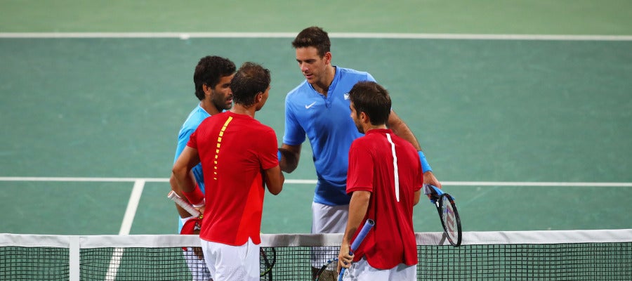 Nadal y Marc López estrechan la mano de sus rivales tras la victoria Nadal y Marc López estrechan la mano de sus rivales tras la victoria