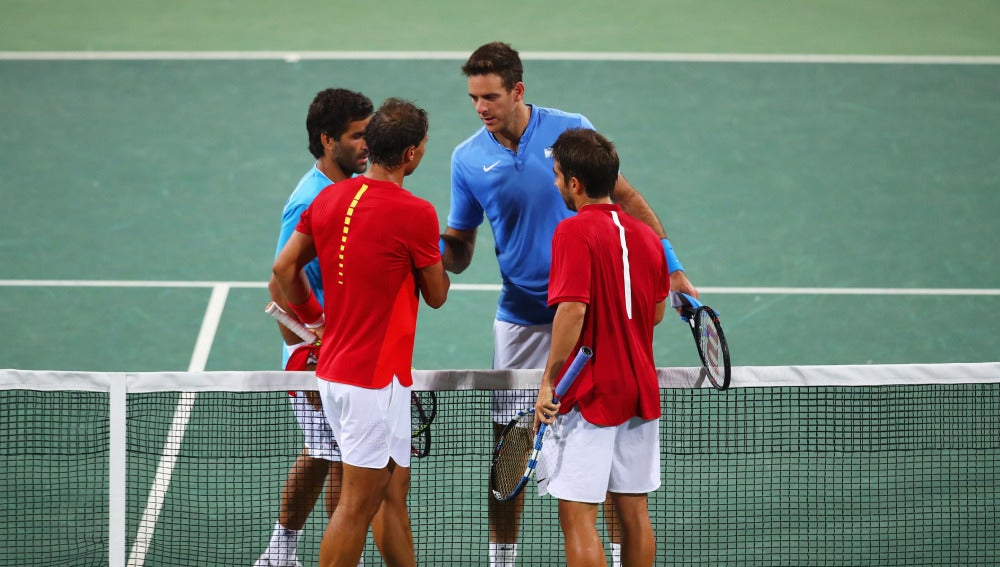 Nadal y Marc López estrechan la mano de sus rivales tras la victoria