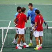 Nadal y Marc López estrechan la mano de sus rivales tras la victoria