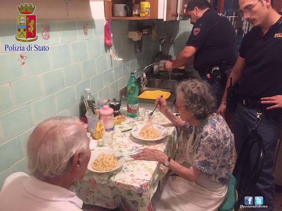 Dos policías de Roma preparan la cena a dos ancianos que lloraban por soledad Dos policías de Roma preparan la cena a dos ancianos que lloraban por soledad