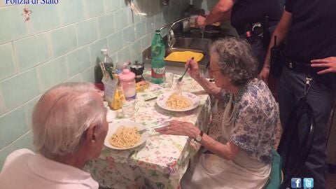 Dos polic&iacute;as de Roma preparan la cena a dos ancianos que lloraban por soledad