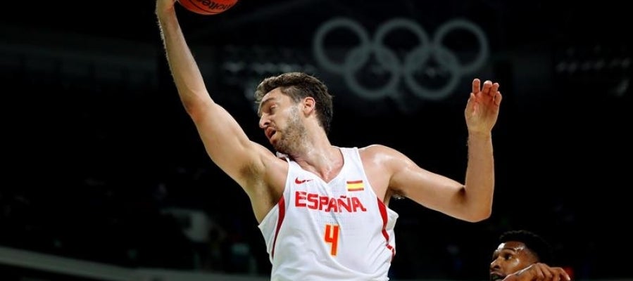 Pau Gasol (i) de España domina el balón ante Leandro Barbosa (d) de Brasil Pau Gasol (i) de España domina el balón ante Leandro Barbosa (d) de Brasil