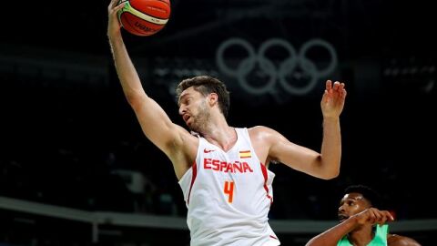 Pau Gasol (i) de Espa&ntilde;a domina el bal&oacute;n ante Leandro Barbosa (d) de Brasil