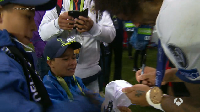 Marcelo regala sus botas a un niño en silla de ruedas tras la final Marcelo regala sus botas a un niño en silla de ruedas tras la final