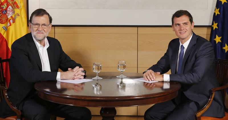 Rajoy aboga por dialogar "por España y por los españoles" Rajoy aboga por dialogar "por España y por los españoles"