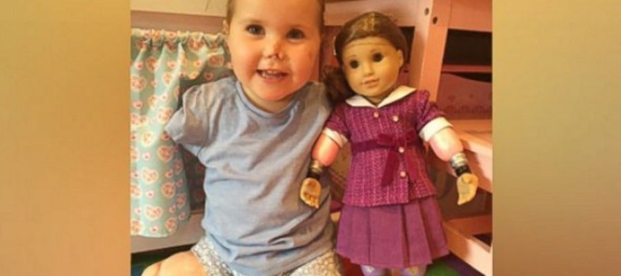 La pequeña junto a su muñeca La pequeña junto a su muñeca