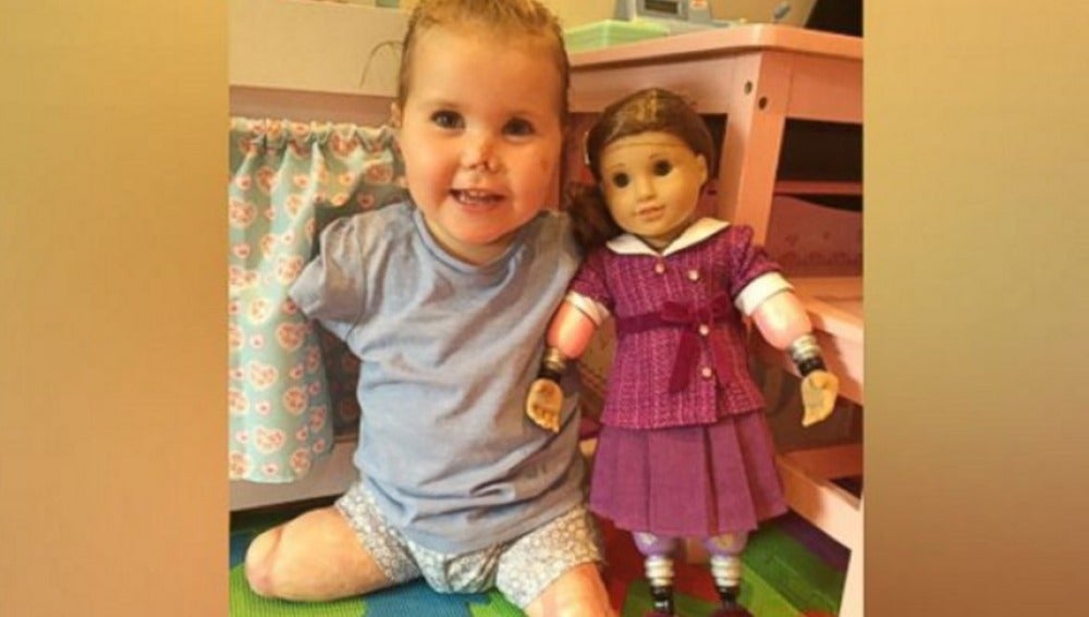 La pequeña junto a su muñeca