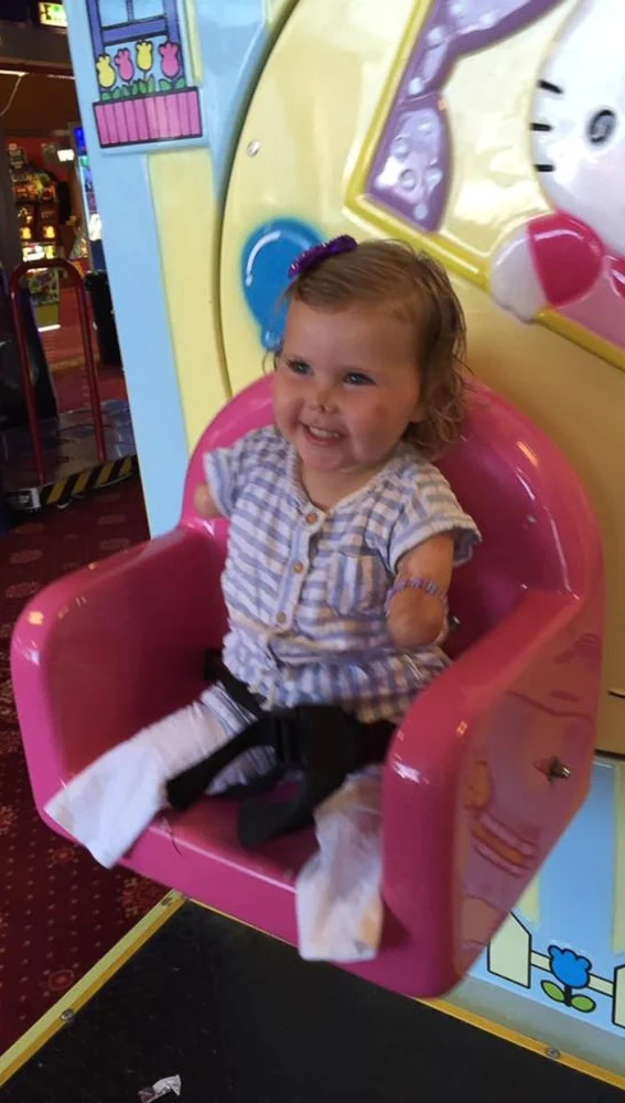 Harmonie sentada en una atracción Harmonie sentada en una atracción