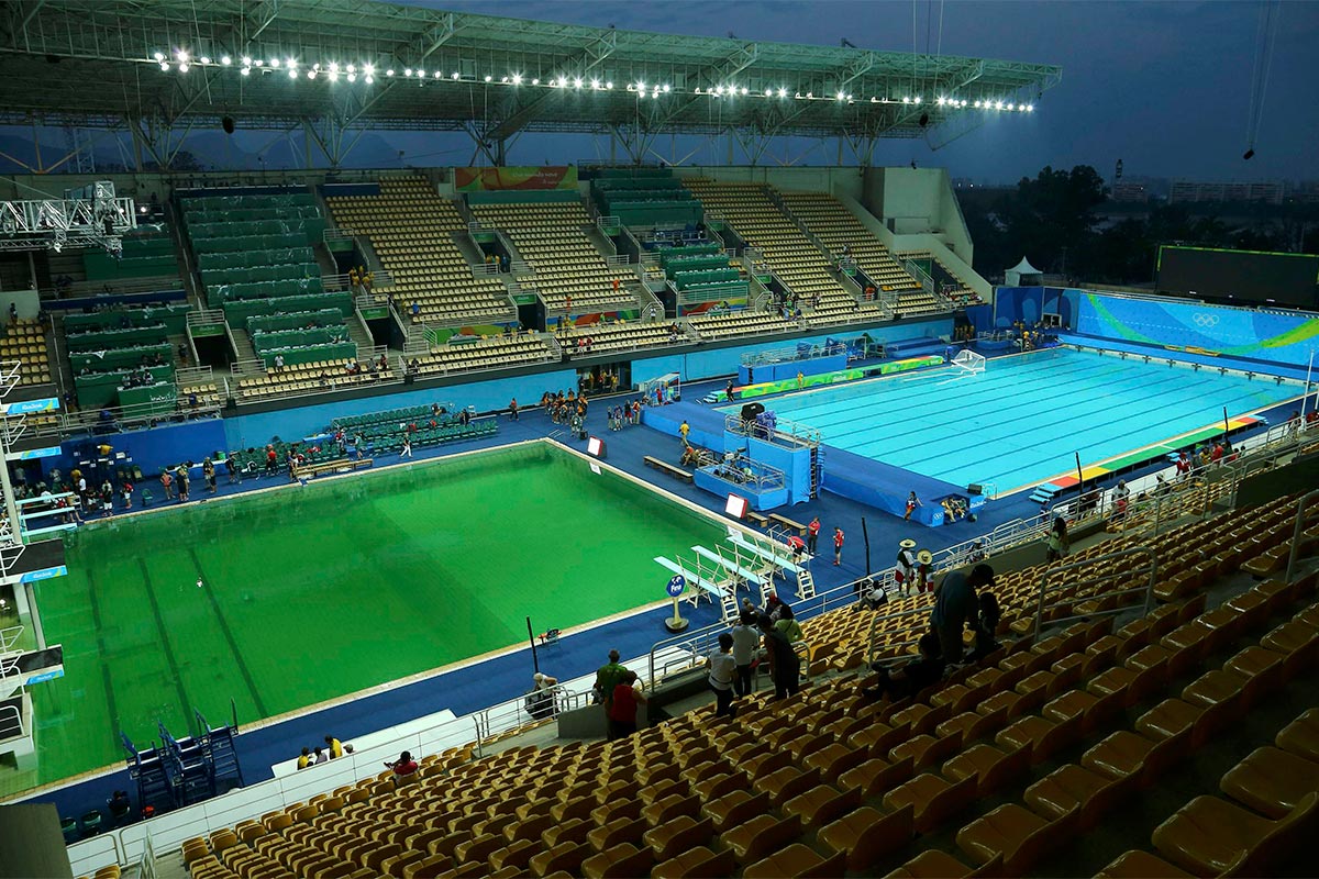 Cambian el agua de la piscina verde para las pruebas de natación sincronizada en Río Cambian el agua de la piscina verde para las pruebas de natación sincronizada en Río
