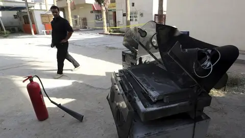 Un policía iraquí camina junto a un extintor y una de las incubadoras quemadas en el incendio en un hospital del oeste de Bagdad Un policía iraquí camina junto a un extintor y una de las incubadoras quemadas en el incendio en un hospital del oeste de Bagdad