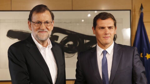 Rajoy y Rivera se saludan antes de su reuni&oacute;n