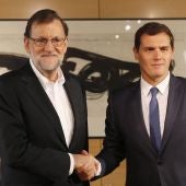 Rajoy y Rivera se saludan antes de su reunión