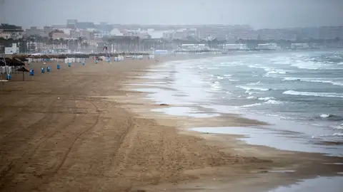 Desiertas las playas de Valencia (10-08-2016) La Comunitat Valenciana está en alerta amarilla ante la previsión de fuertes lluvias