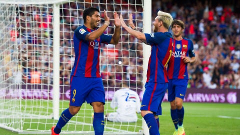Luis Su&aacute;rez y Messi celebran un gol en el Camp Nou
