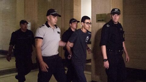 El ciudadano galo Mourad Hamyd (c) llega escoltado al tribunal antes de la sesi&oacute;n de su juicio en Sof&iacute;a (Bulgaria)