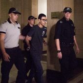 El ciudadano galo Mourad Hamyd (c) llega escoltado al tribunal antes de la sesión de su juicio en Sofía (Bulgaria)