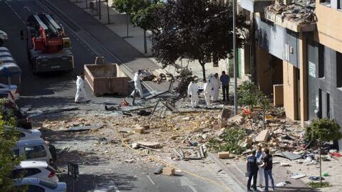 Vista del estado en el que ha quedado la vivienda de Tudela (Navarra) tras la explosi&oacute;n y posterior incendio