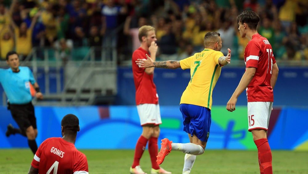 Luan completa la goleada de Brasil a Dinamarca (4-0)