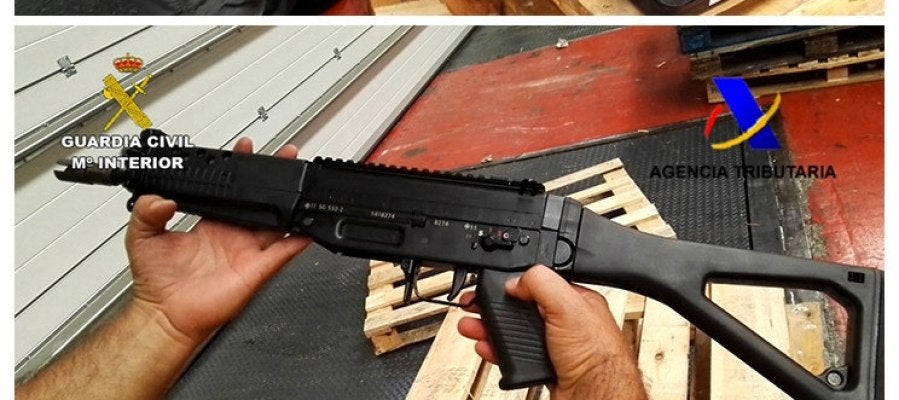 Fotografías facilitadas por la Guardia Civil de las armas incautadas en Algeciras Fotografías facilitadas por la Guardia Civil de las armas incautadas en Algeciras