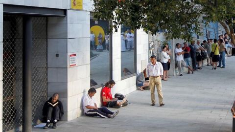Imagen de la fachada de una Oficina de empleo con personas a la espera