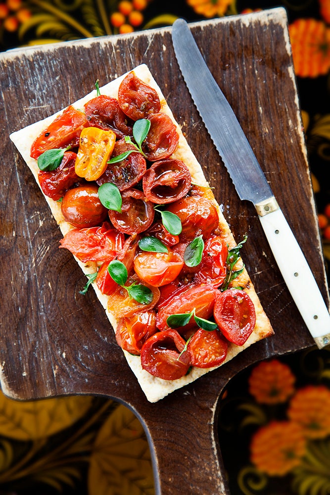 Preparamos una coca de tomate cherry y tomillo al vino blanco para chuparse los dedos Preparamos una coca de tomate cherry y tomillo al vino blanco para chuparse los dedos
