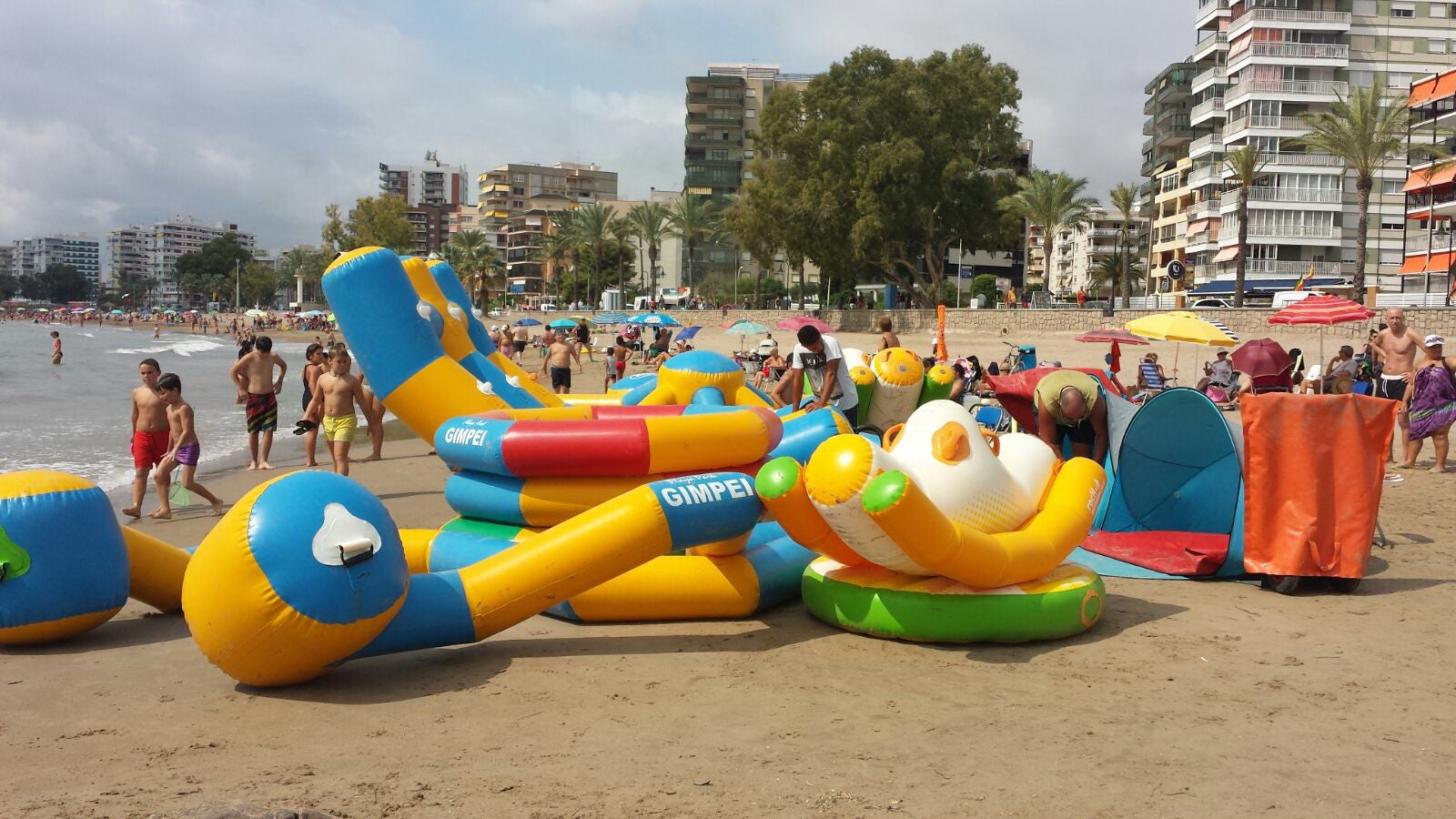 La playa de helipolis de Benicàssim acoge hasta el domingo el Playa Park Gimpei La playa de helipolis de Benicàssim acoge hasta el domingo el Playa Park Gimpei